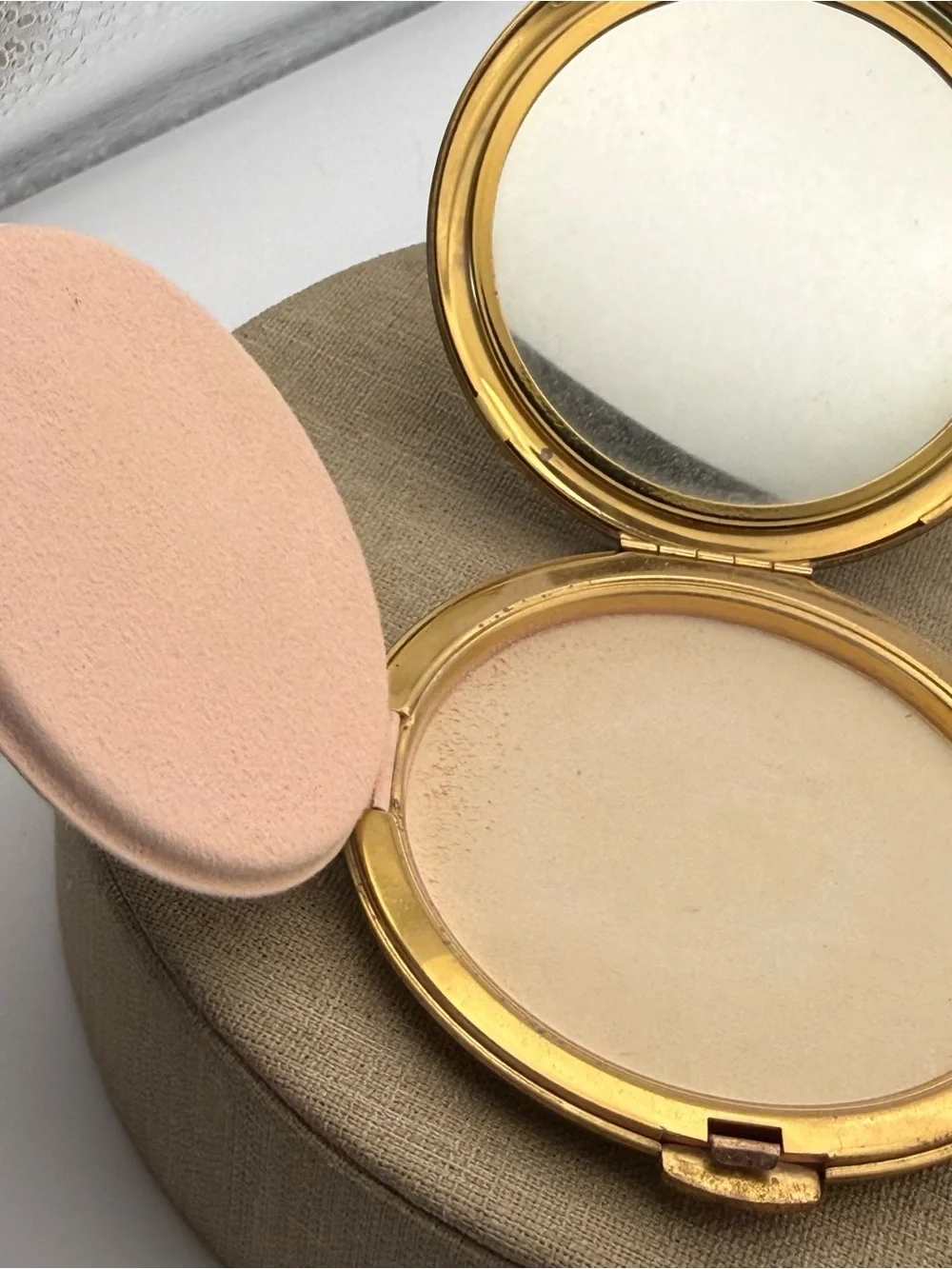 Vintage Paris COTY New York Gold Compact setting powder